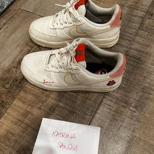Air Force 1s women’s size 7